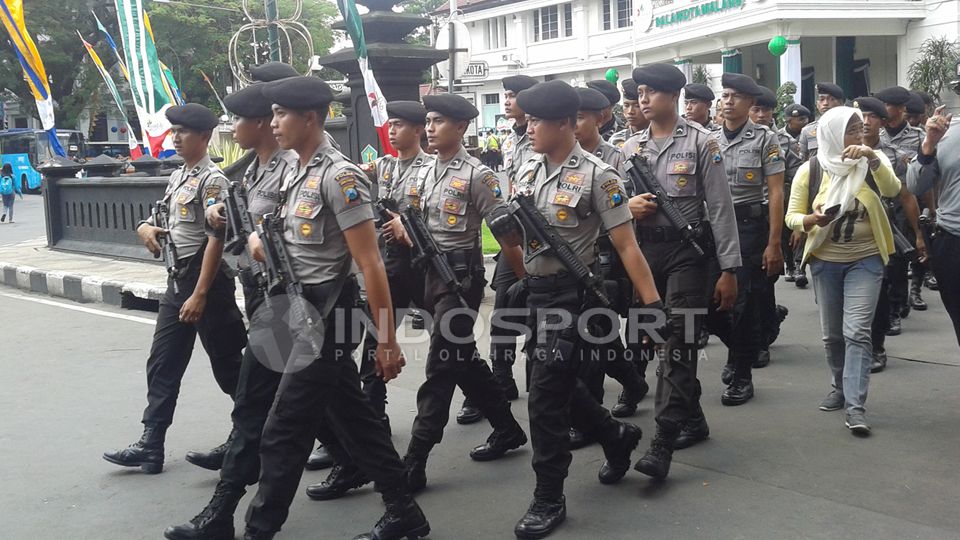 Ratusan Polisi Polres Malang Kawal Keberangkatan Aremania Ke Jakarta Copyright: © Ian Setiawan/INDOSPORT